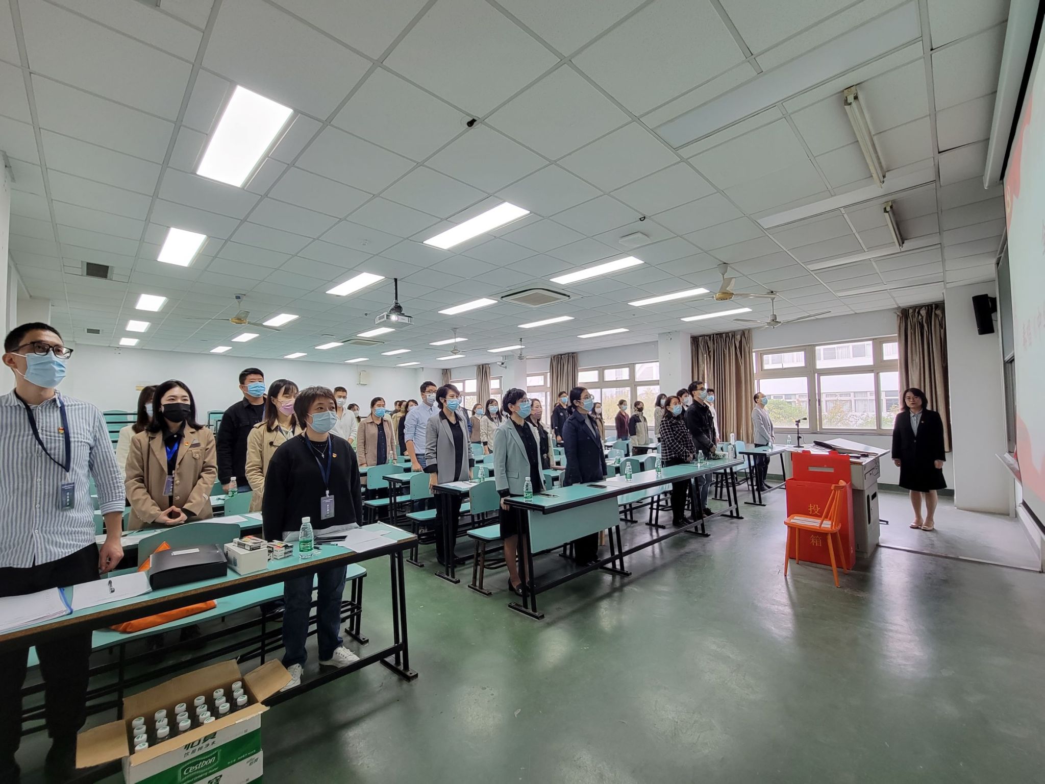 1-1. 起立唱国歌.jpg 1-1. 起立唱国歌.jpg