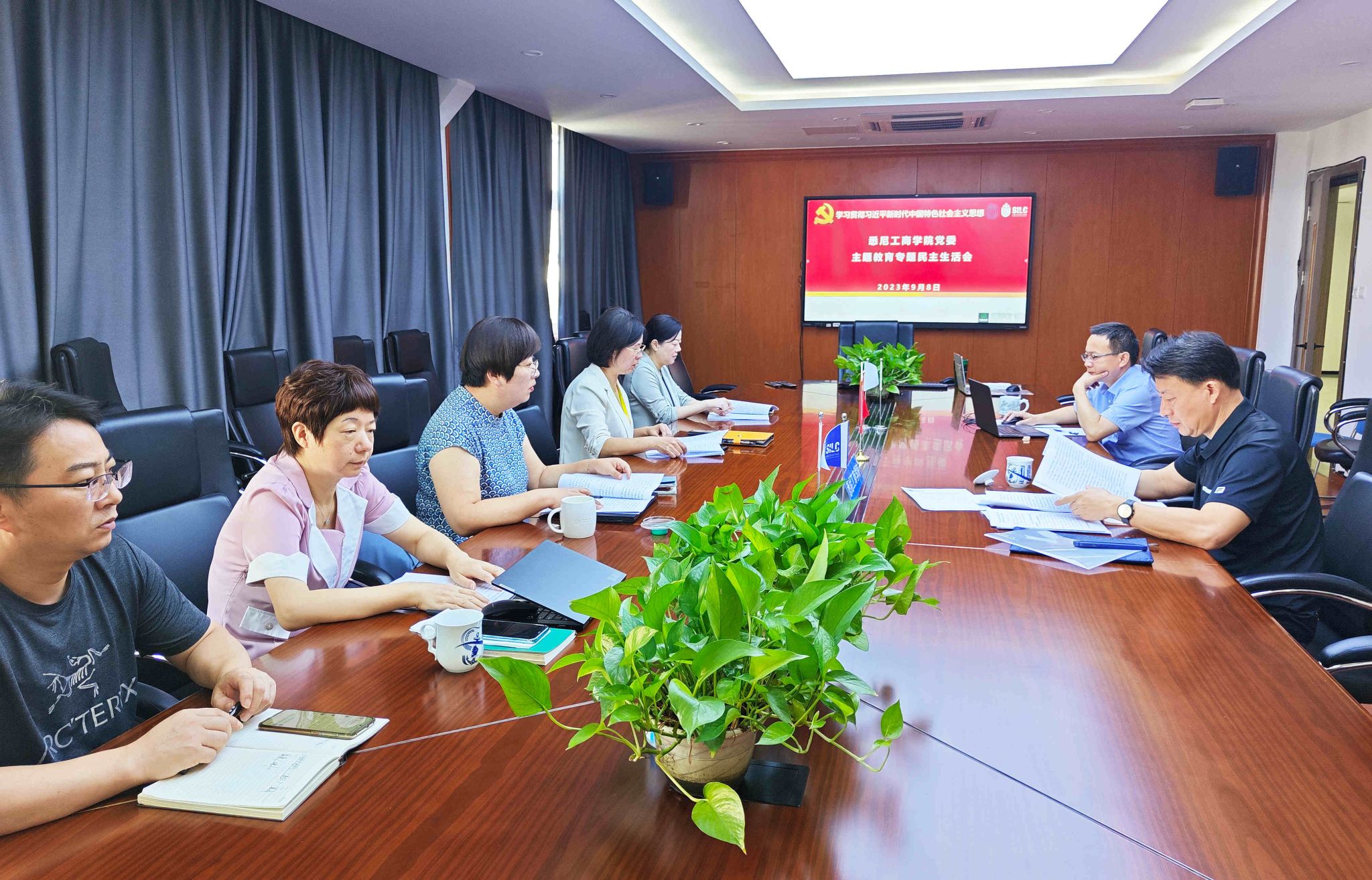 悉尼工商学院党委举行学习贯彻习近平新时代中国特色社会主义思想主题教育专题民主生活会.jpg 悉尼工商学院党委举行学习贯彻习近平新时代中国特色社会主义思想主题教育专题民主生活会.jpg