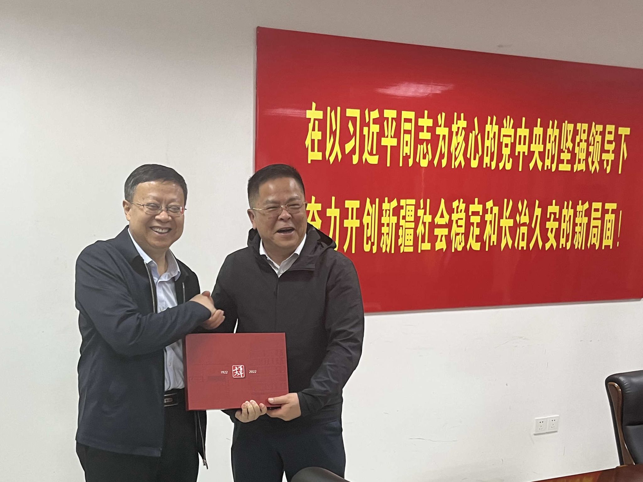 王校长与教育厅长.jpg 王校长与教育厅长.jpg