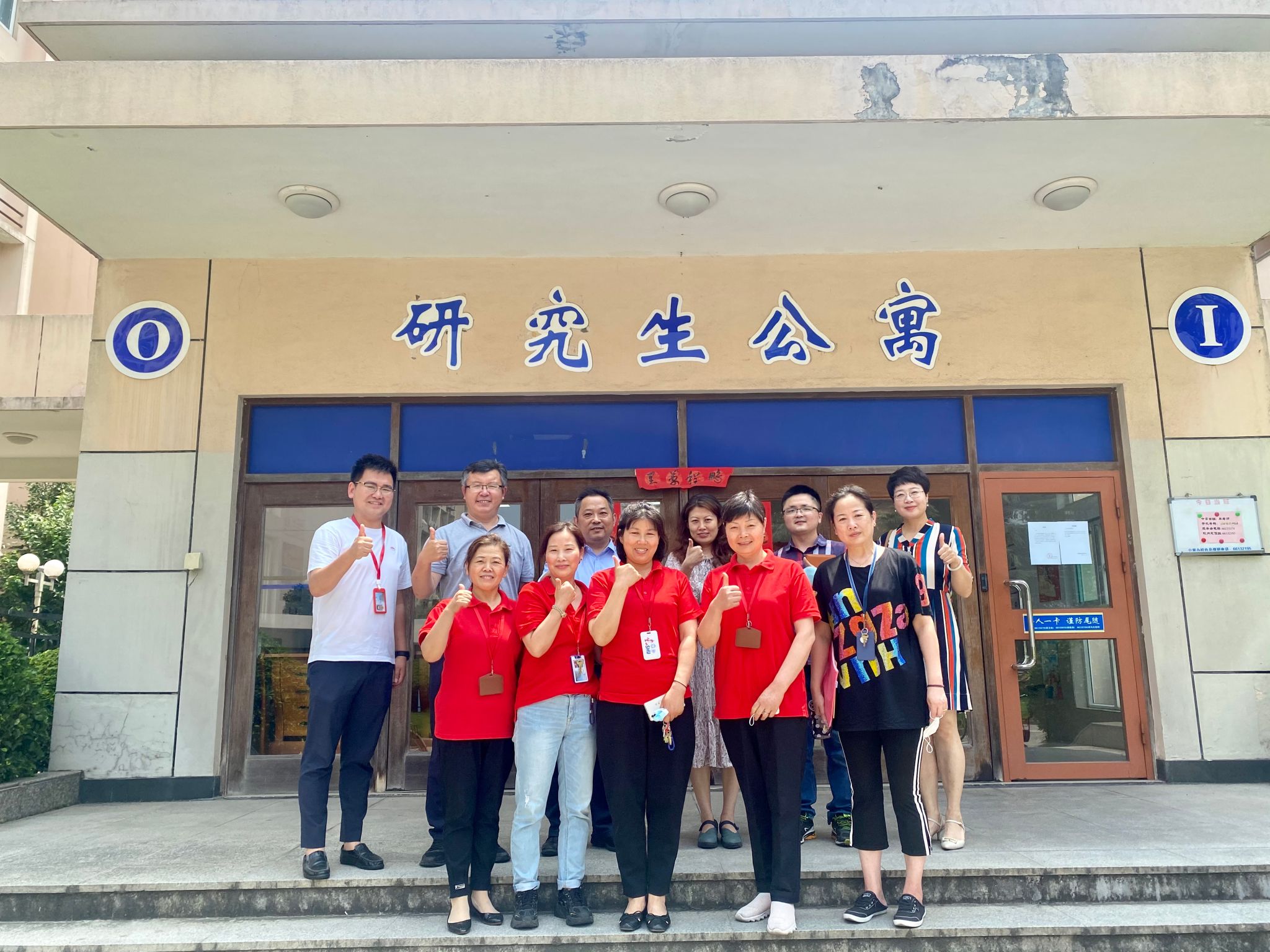 宝山校内参赛选手和评委合影.jpg 宝山校内参赛选手和评委合影.jpg