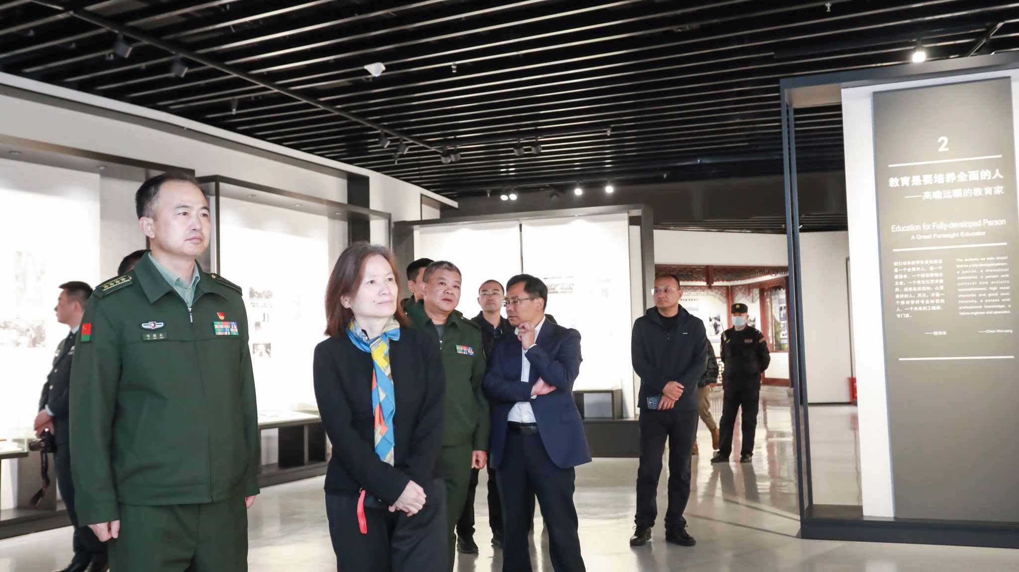 陪同参观.jpg 陪同参观.jpg