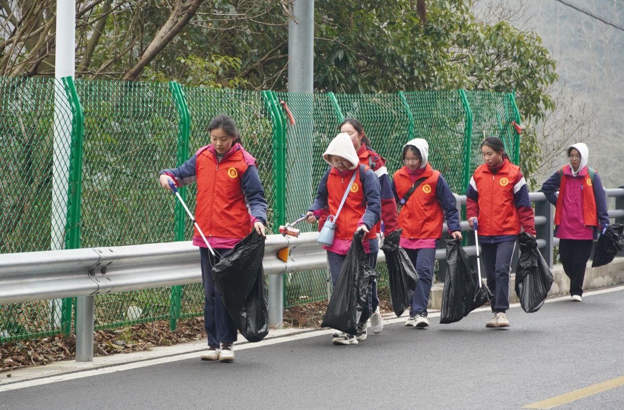 学生捡垃圾.jpeg 学生捡垃圾.jpeg