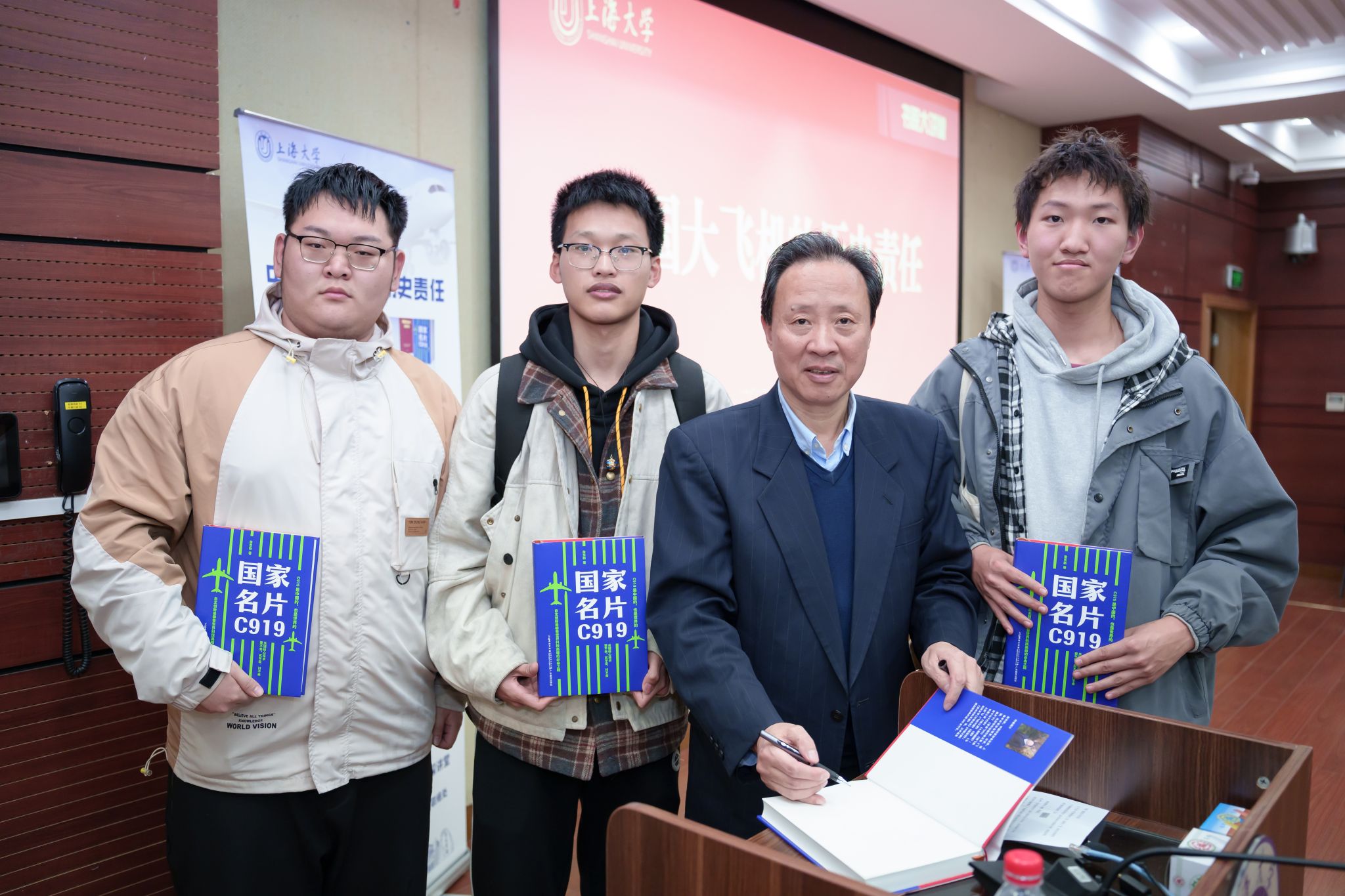 学生合影.jpg